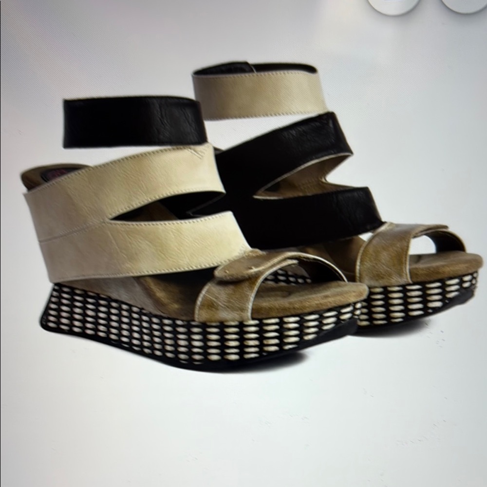 Modzori Raina Reversible Vegan Wedge Sandals Size 9